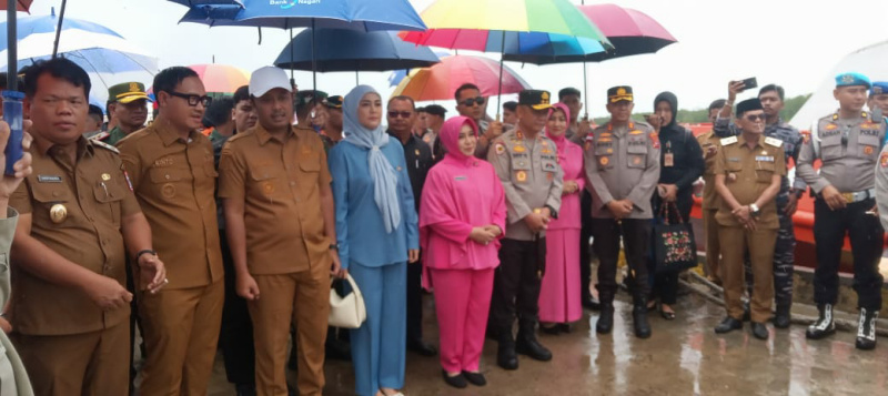 Rombongan Kapolda Sumbar Irjen Pol Dr Drs Gatot Tri Suryanta MSi  dan Wagub Sumbar Vasco  Ruseimy disuguhkan tarian Turuk Laggai Sikerei