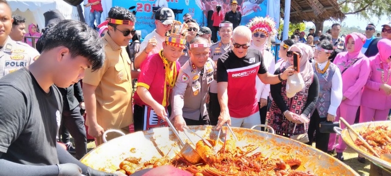 Wagub Sumbar Vasco Ruseimy,  Kapolda Sumbar Irjen Pol Dr Drs Gatot Tri Suryanta MSi  dan Bobon ikut memasak bersama Sajian Lobster dengan seribu rasa sejuta pesona