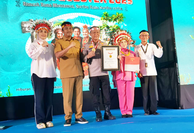 Wagub Sumbar Vasco Ruseimy Foto bersama Kapolda Sumbar Irjen Pol Dr Drs Gatot Tri Suryanta MSi, ehabis menerima Piagam Rekor Muri masak lobster 361,7kg ,1213 ekor lobster di Sipora Mentawai