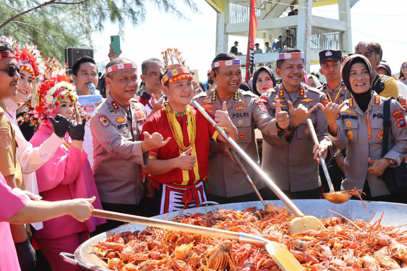 Kapolda Sumbar Irjen Pol Dr Drs Gatot Tri Suryanta dan Kabid Humas Polda Sumbar Kombes Susmelawati Rosya, Kapolres Mentawai AKBP Rory Ratno dan Bobon santoso masak bersama satu kuali.