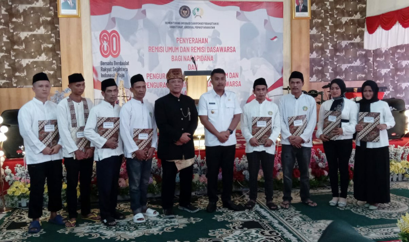 Wagub Sumbar Vasco Ruseimy Foto bersama warga binaan yang bebas langsung karena dapat Remisi dari Presiden Prabowo