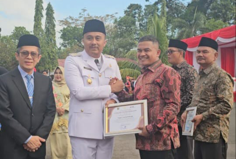 Wali Nagari Talang Babungo Terima Penghargaan sebagai Desa Percontohan Antikorupsi dari Wagub Sumbar