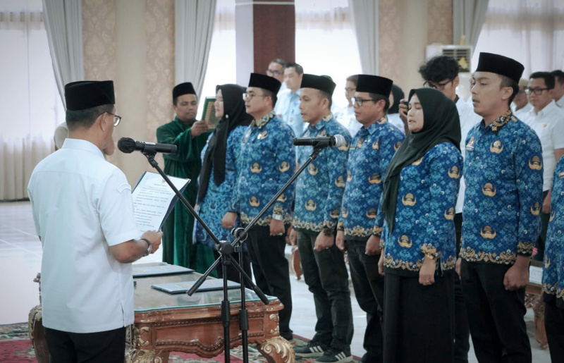 Bupati Khairunas saat melantik Pejabat Administrator dan Pengawas