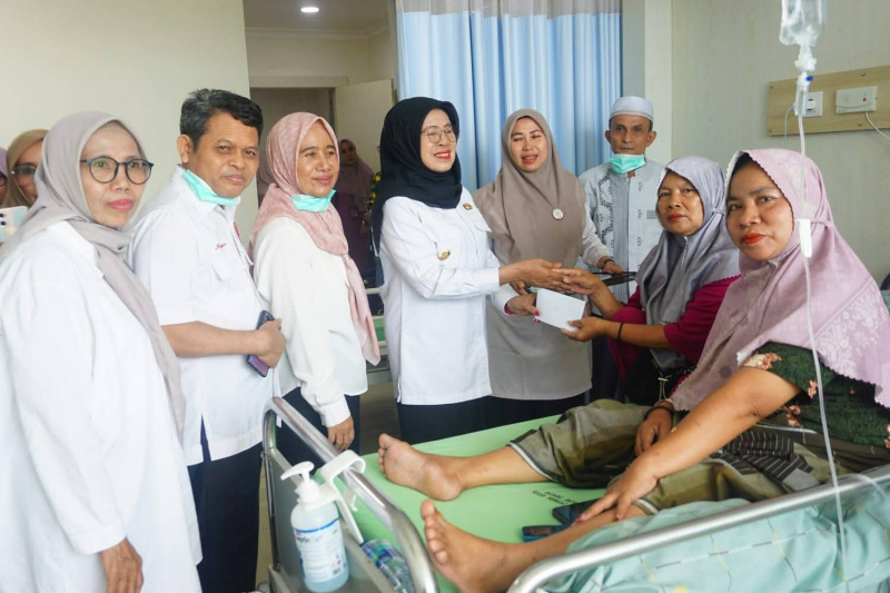 Wabup Leliarni Salurkan Bantuan Yayasan Qolbun Salim Kepada 30 Pasien RSUD Sungai Dareh