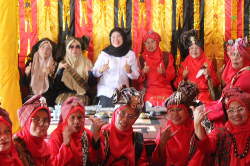 Wakil Bupati Dharmasraya, Leli Arni, sambut kedatangan rombongan Bundo Kandung Kelurahan Jati, Kota Padang, di Rumah Gadang Siguntur, Nagari Siguntur, Kecamatan Sitiung