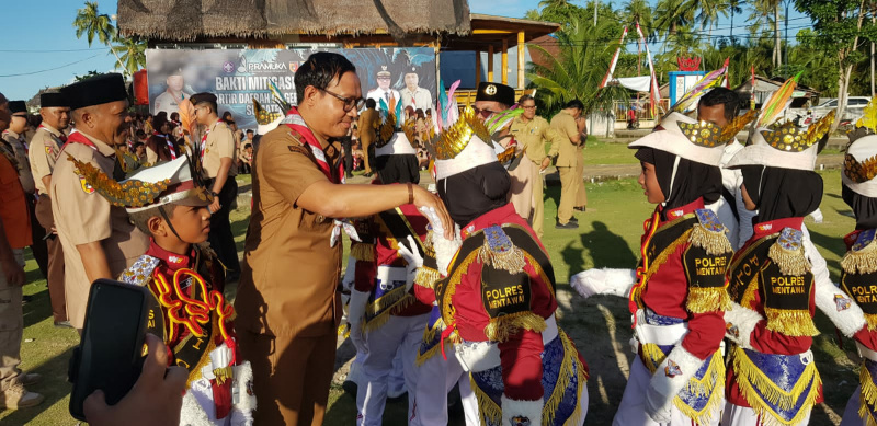 Bupati Kep.Mentawai DR.Rinto Wardana diantara Polisi cilik memberikan ucapan selamat dan apresiasi terbaik