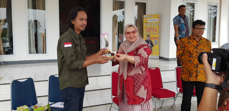 Ibu Kajari Mentawai Ira Febrina, SH .M.M Si memberikan setangkai bunga mawar kepada Sekretaris PWI Erik