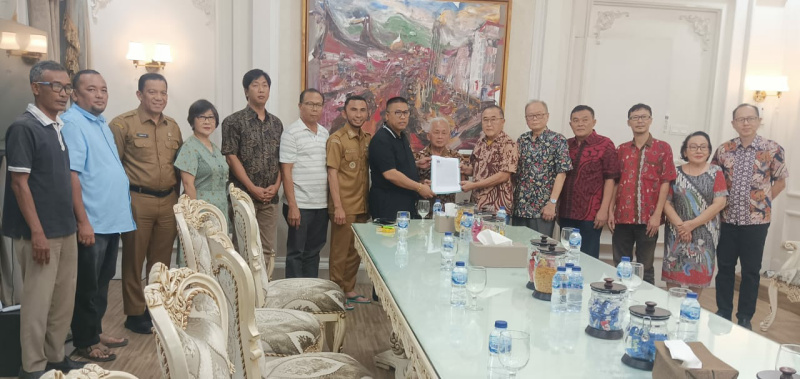 Suasana penyerahan sertifikat tanah dari HBT/HTT ke Wako Hendri, Selasa (2/9/2025) kemaren malam di Rudin Wako.
