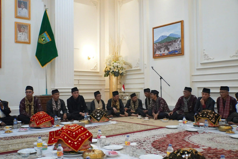Wako Hendri Arnis saat gelar pertemuan dengan Ninik mamak Batipuh X Koto.