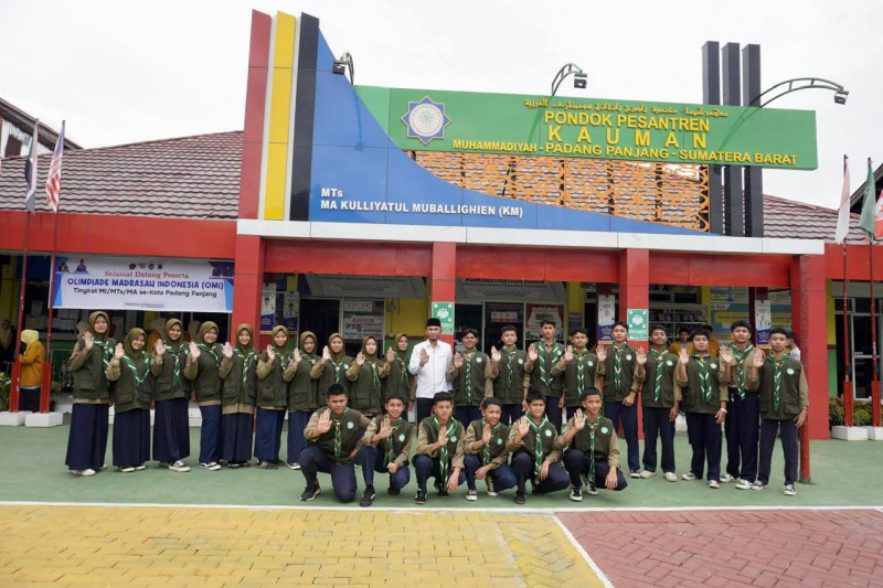 Wawako Allex Poto bareng usai lepas delegasi Pesantren Kauman Muhammadiyah ke Malaysia.