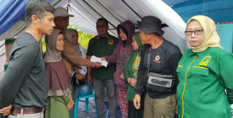 Ketua PBB, Hendra Saputra didampingi kader saat serahkan bantuan peralatan dan santunan diposko musibah untuk warga korban kebakaran di Kelurahan Koto Katiak, Ahad, 14/9/2025 siang.