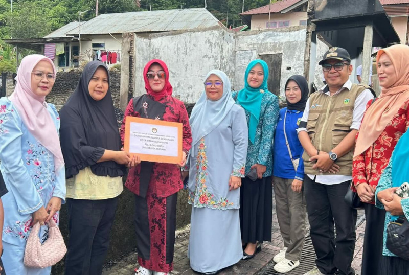 Ketua TPPKK, Maria Feronica Hendri , saat serahkan bantuan ke warga terdampak musibah kebakaran, Rabu (17/9/2025) dilokasi musibah.