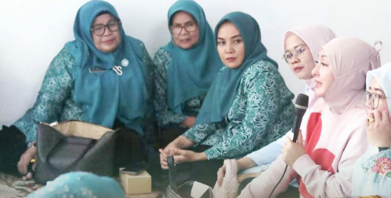 Ketua TP PKK, Maria Feronica saat bersama kader dalam sebuah pertemuan bulanan.