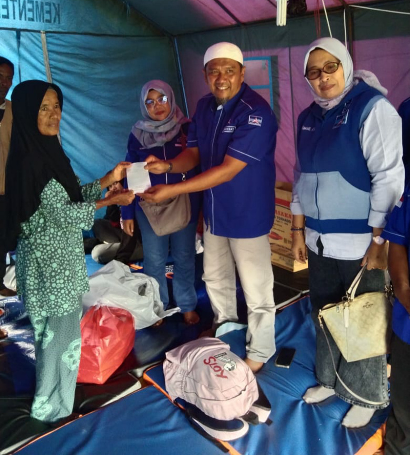 Ketua DPC Partai Demokrat Padang Panjang, H Fakhrudi, ST didampingi anggota DPRD Puji Hastuti, saat serahkan bantuan peduli pada warga korban kebakaran Koto Katiak di Tenda Pengungsian, Jumat (19/9/2025) siang.