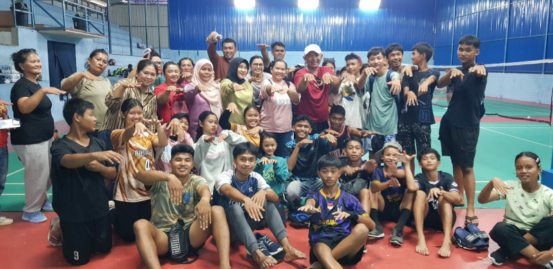 Atlit pelatih dan opicial Kep.Mentawai Foto Bersama Gor Badminton Sportif Bukittinggi