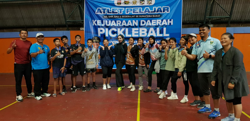 Tim Pickleball Mentawai yang mendapatkan medali perak dan perunggu Foto bersama pembina, pelatih dan opicial di Gor Bermawi Bukittinggi
