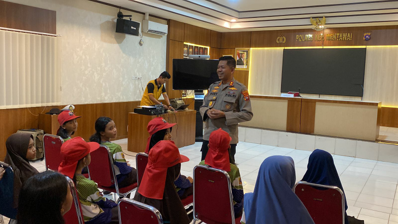 Kapolres Mentawai AKBP Rory Ratno A  sedang memberikan pelajaran tentang sekolau unggulan kepada anak anak generasi penerus mentawai dari rekrutmen Polisi Cilik yang berprestasi