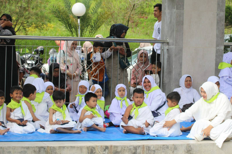 Para murid TK saat belajar  tentang proses Manasyik Haji di pelataran Islamic Centre, Kamis, 2/10/2025.