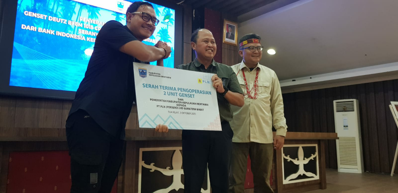 Penyerahan pengoperasian mesin Genset dari Pemda Ke Pimpinan PLN Wilayah Sumbar Ajrum Karim disaksikan pimpinan BI Perwakilan Sumbar Mohammad Abdul Majid Ikram