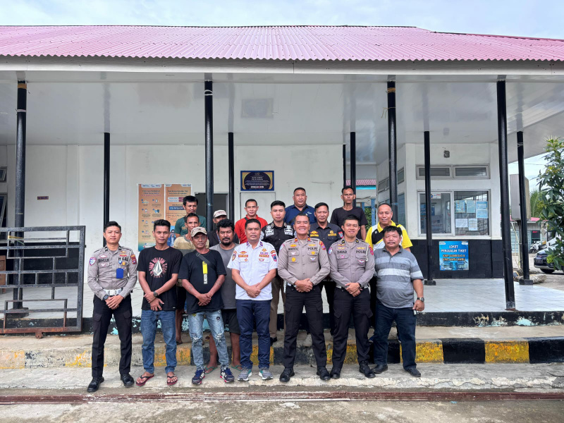Kasat Lantas Polres Mentawai IPTU Wendrizal, SH tengah dan Kadis Perhungan Benny Sinaga foto bersama Para sopir Angkutan Barang  (Truk) pelabuhan Tuapejat