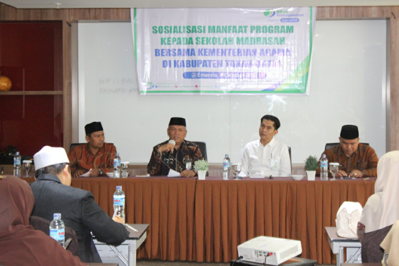 Didampingi Kepala Cabang BPJS Ketenagakerjaan Tanah Datar Zulkifli, Kepala Kemenag Amril buka sosialisasi manfaat program dari BPJS Ketenagakerjaan. (chandra antoni)