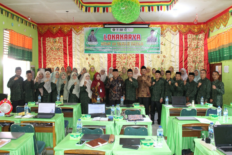 Kepala Kemenag Tanahdatar Amril foto bersama peserta lokakarya. (chandra antoni)