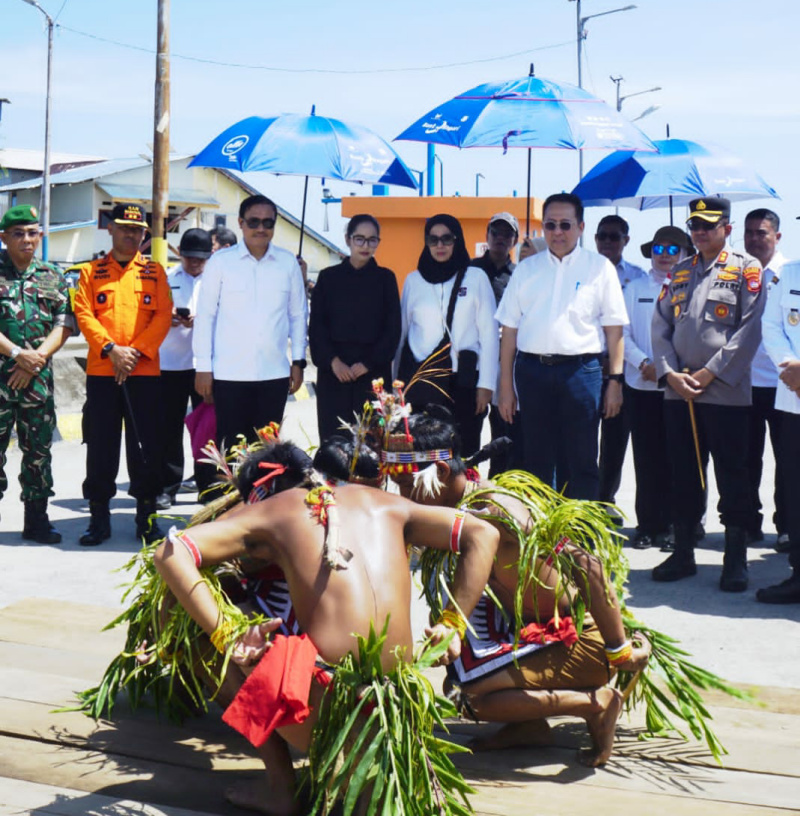 Bupati DR.Rinto Wardana dan Pimpinan Forkopimda Mentawai Menyambut Senator H.Irman Gusman, SE,MBA dengan Tarian Turug Laggai Mentawai