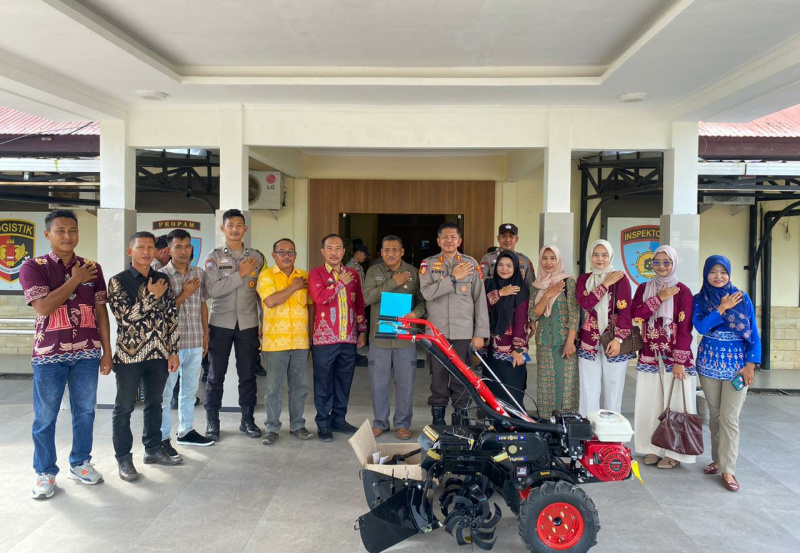 Satu buah Handtraktor bantuan Kapolres Mentawai untuk Desa SP2 Sidomakmur langsung diterima Kepala Desa Sidomakmur Shoib
