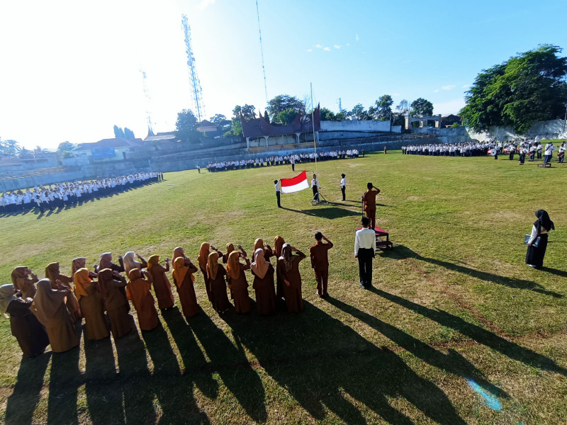 Camat Lima Kaum Beni Oriza jadi Inspektur upacara di SMPN 1 Batusangkar. (chandra antoni)