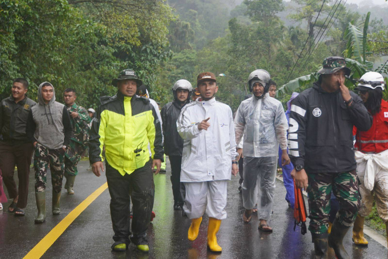 Wawako Allex bersama Muspida saat meninjau lokasi banjir bandang jembatan Kembar Silaing Bawah, Kamis, 2711/2025 kemaren siang.