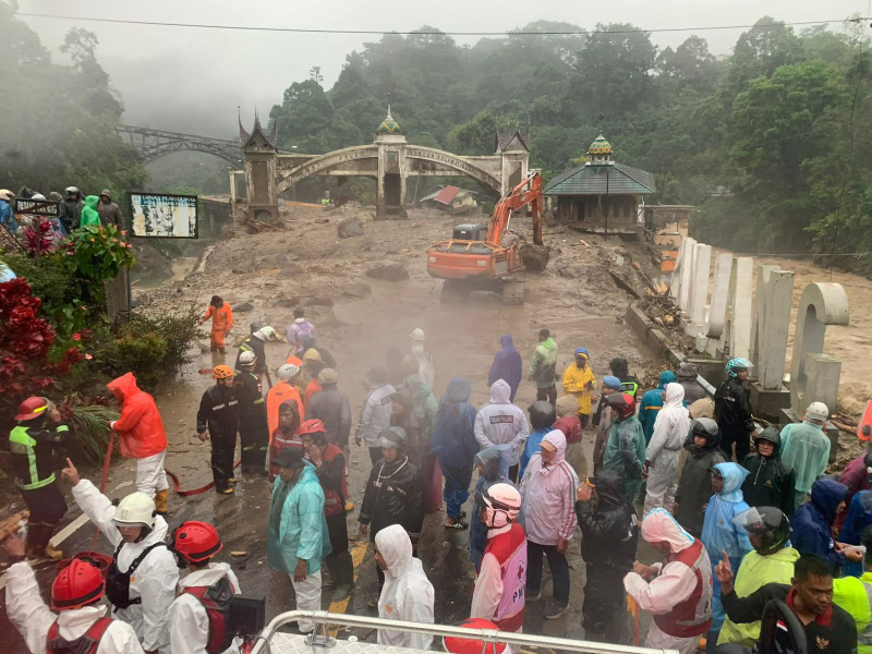 Suasana pencarian korban di jembatan Kembar Silaing Bawah, Kamis, 27/11/2025, kemaren.