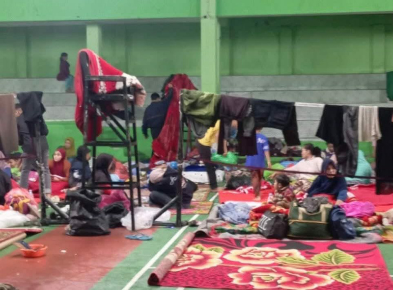 Warga yang di evakuasi di GOR Chatib Sulaiman Bancah Laweh.