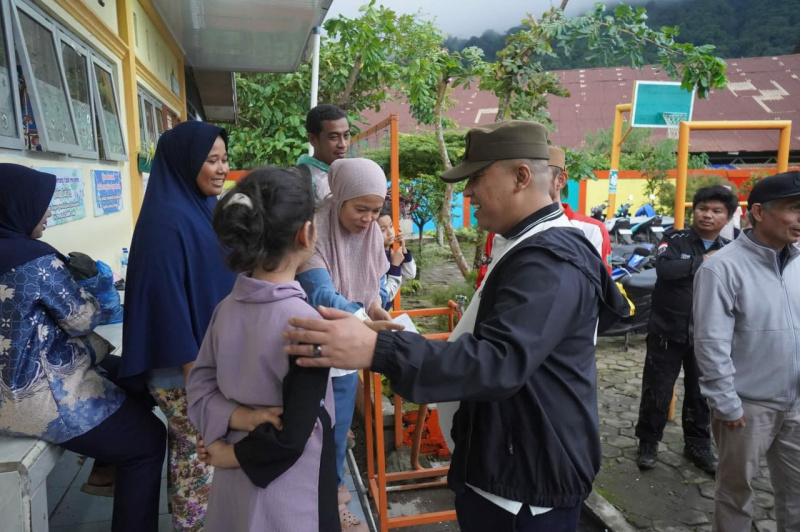 Wako Hendri saat berbincang dengan pengungsi.