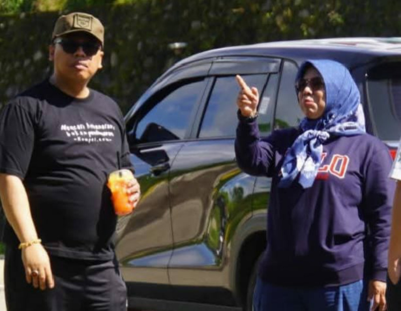 Wako Hendri saat mendengar penjelasan dari Kadis PUPR, Wita di lapangan, Sabtu (29/11/2025) kemaren.