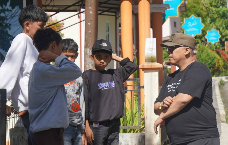 Wako Hendri saat berbincang dengan anak anak di lokasi pengungsian.