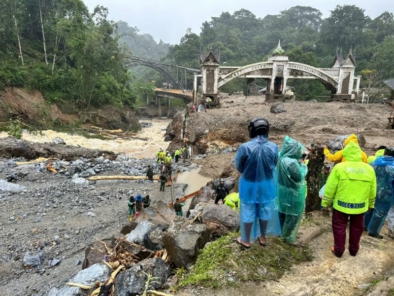 suasana evakuasi warga di jembatan Kembar, Sabtu (29/11/2025) kemaren.