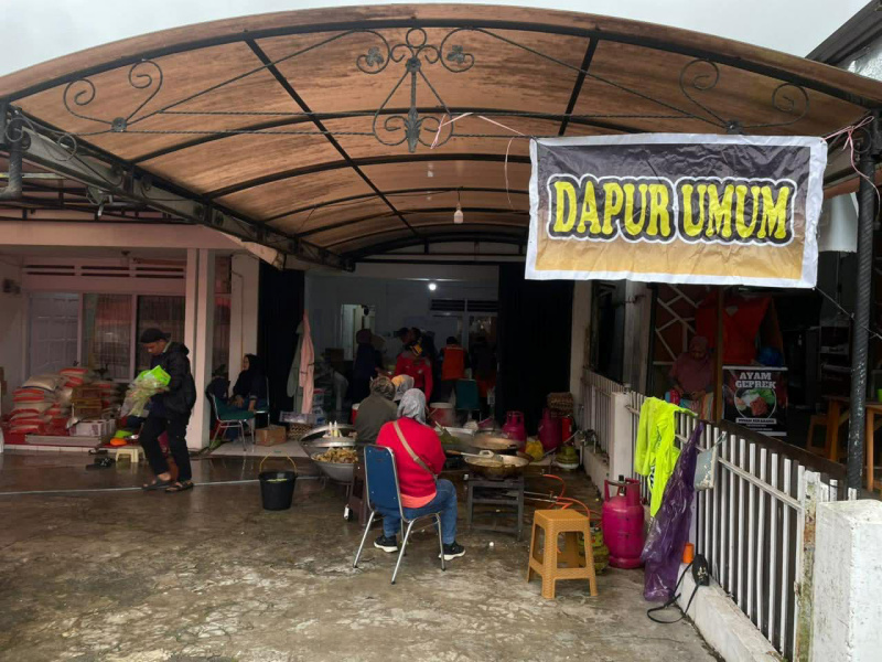 Suasana dapur umum pengungsi kota Padang Panjang.