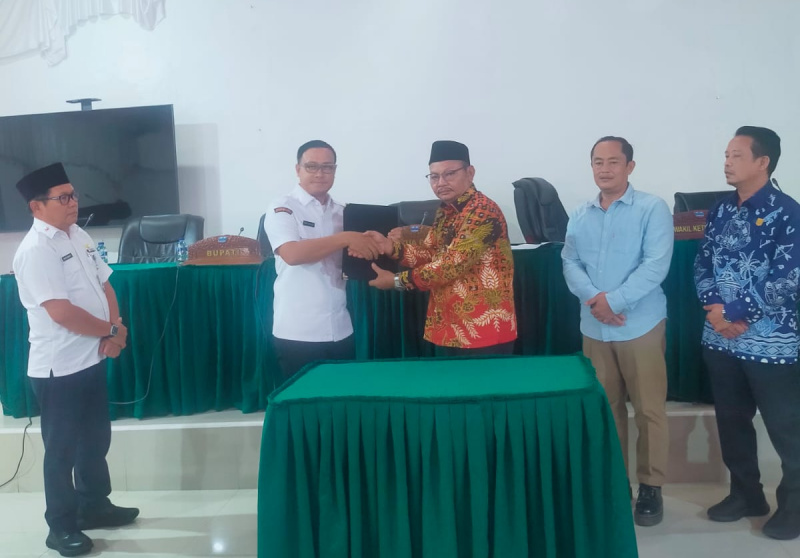 Penyerahan APBD Anggaran Tahun 2026 dari Kepala Daerah Bupati DR.Rinto Wardana kepada Ketua DPRD Kep.Mentawai Ibrani Sababalat SH