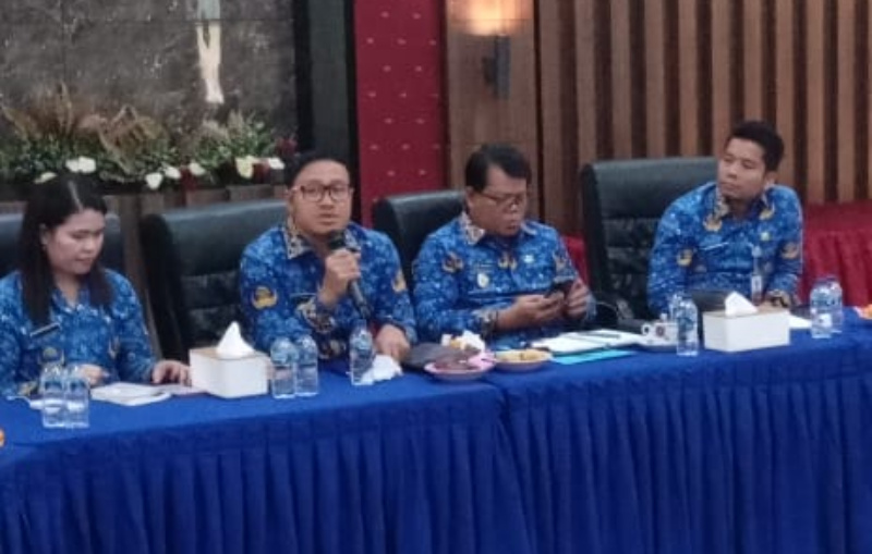 Bupati Kep.Mentawai DR.Rinto Wardana  didampingi Wabup Kep.Mentawai Jakop Saguruk menyampaikan sambutan nya kepada Peserta Rapat Koordinasi Workshop Data Tunggal  Mentawai