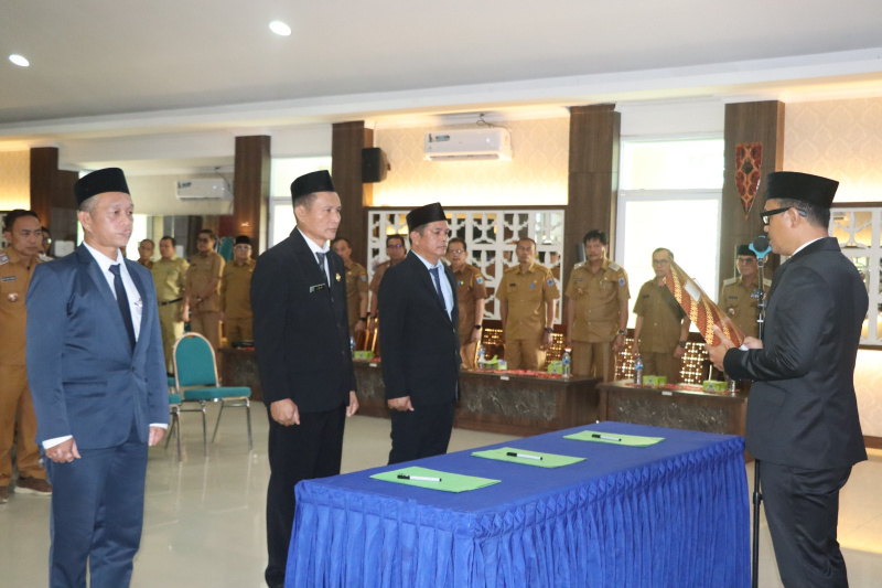 Bupati Kep.Mentawai DR.Rinto Wardana melantik 3 Kepala Dinas Yang lowong sekaligus 22/12/2025 di Aula Bappeda Km4 Sipora Utara