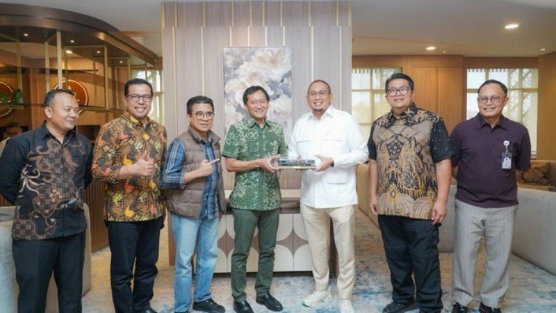 Andre Rosiade didampingi Dirut PT KAI Bobby Rasidin, Asisten II Pemprov Sumbar Adib Alfikri, Kepala Dinas Bina Marga, Cipta Karya dan Tata Ruang (BMCKTR) Provinsi Sumbar Armizoprades, serta Kepala Bappeda Provinsi Sumbar Zefnihan. (Foto; Istimewa)