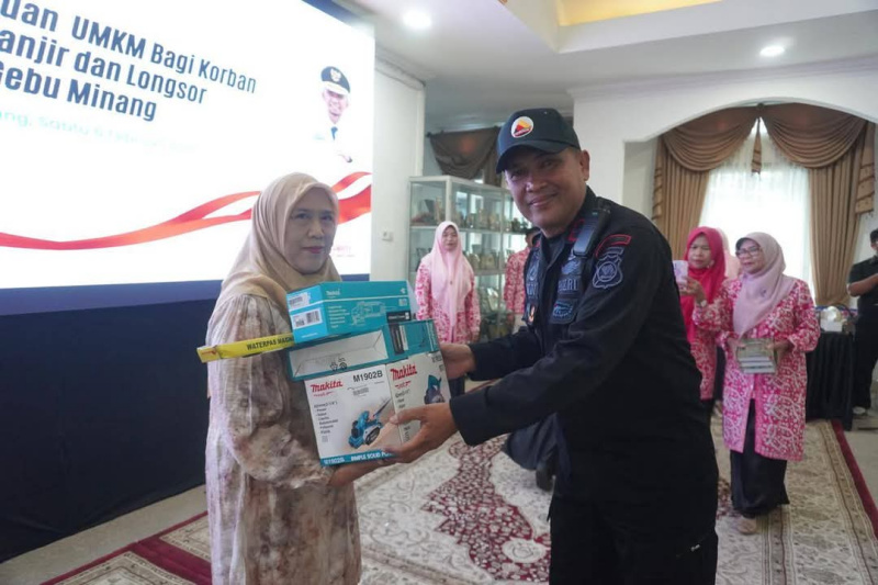 Suasana penyerahan bantuan di pendopo Rudin Wako.