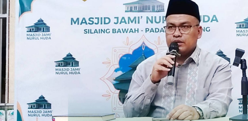Setdaprov Sumbar, Ary Yuswandi, saat sampaikan tausiah di Masjid Nurul Huda, Ahad, 8/2/2026 pagi.