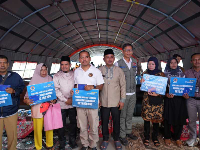 Pemerintah Pusat Serahkan Bantuan Tahap I Bagi Korban Bencana Hidrometeorologi di Kabupaten Solok 