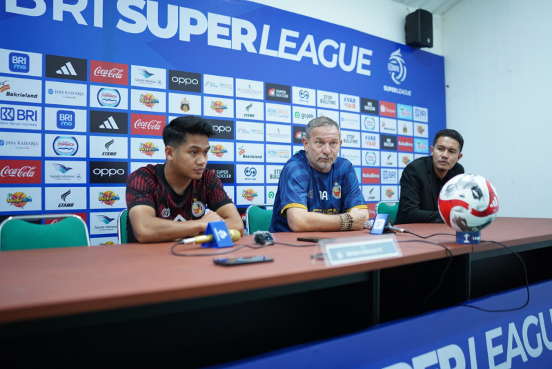Dejan Antonic dan Samuel Christianson saat Konferensi Pers jelang lawan Bhayangkara FC (Foto:  Semen Padang FC)