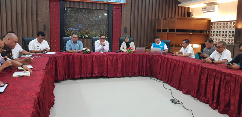 Bupati DR.Rinto Wardana ,Wabup Ketua DPRD IBRANI dan Dandim Perwakilan PLN Sumbar Manajer UP3 Padang ibu Dian Widiana Kuswara Rapat terbuka Terkait Kondisi PLN Tuapeijat dan Solusi yang diambil Mengatasi Pemadaman yang berkelanjutan