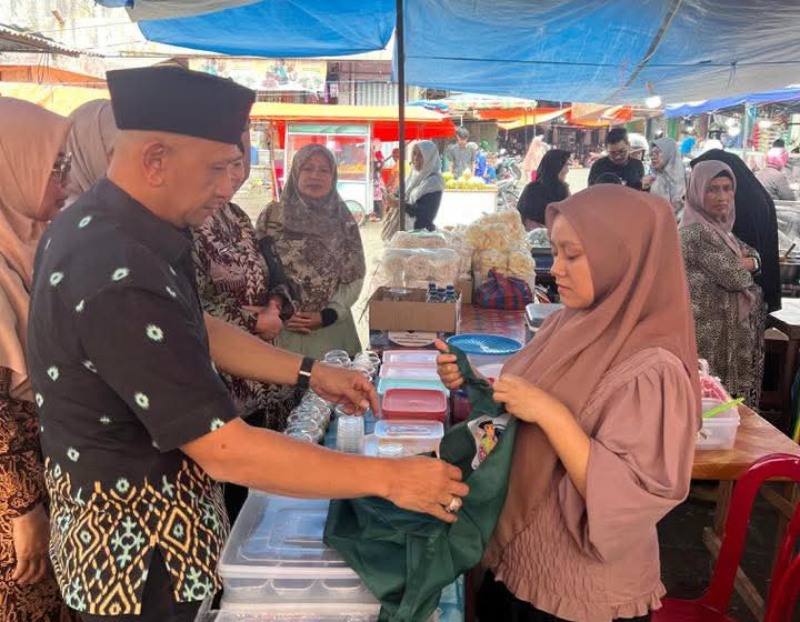 Asisten.I I Putu Venda, saat diskusi dengan pedagang takjil.