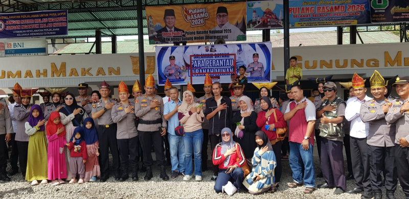 Kapolres Dharmasraya AKBP Kartyana, W.W.P, SIK, MAP foto bersama menyambut para Perantau Minang "Pulang Basamo Mudik Aman Keluarga Bahagia" di Rumah makan Umega Gunung Medan.
