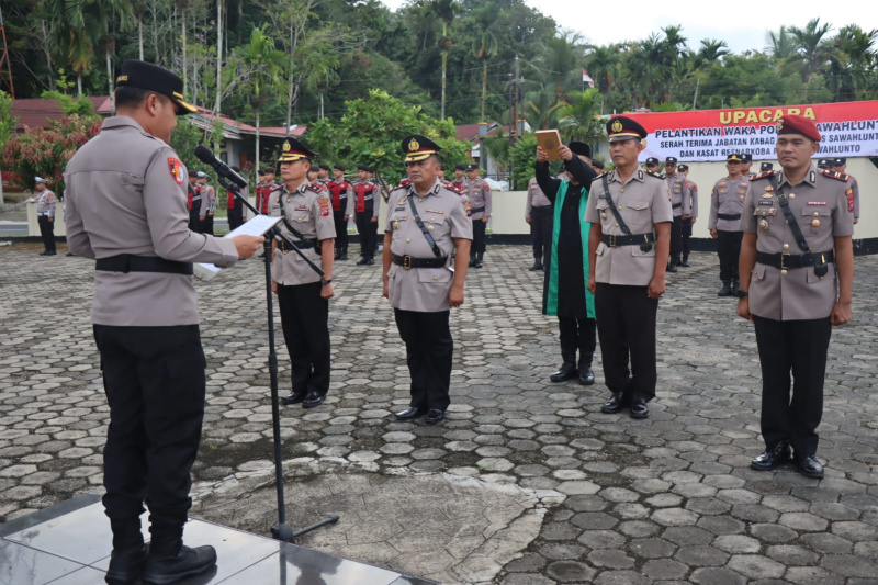 Kapolres Sawahlunto Lantik Waka Polres, Serah Terimakan Jabatan Kabag Ops dan Kasat Narkoba