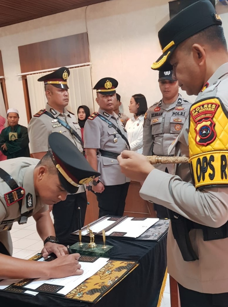 Kasat intel yang baru IPTU . Defit Irawan disaksikan Kapolres Kep.Mentawai AKBP Rory Ratno A